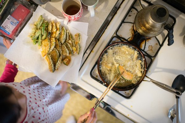 Wie kann man hauchdünne japanische Tempura mit Meeresfrüchten selbst zubereiten?